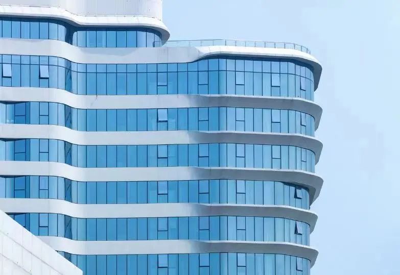 山東吉祥建材白色鋁板搭配藍色幕墻，恰似藍海白浪！