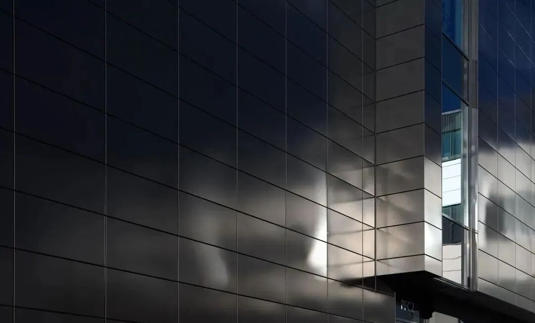 告別幕墻“哈哈鏡”！不銹鋼、鋁板、玻璃平整度提升全攻略（一）